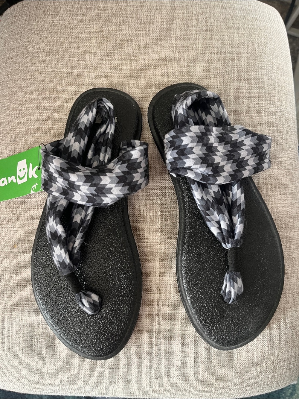 NWT Sanuk Girls/Women’s Black & Gray Patterned Yoga Sling Sandals
